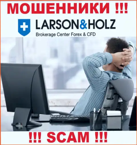 Информации о руководителях компании LarsonHolz найти не удалось - исходя из этого весьма опасно связываться с этими internet-мошенниками